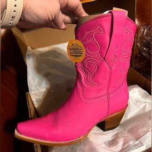 Adorable hot pink ladies corral boots!